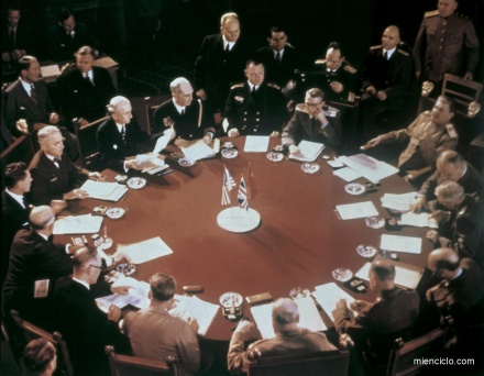 Sesión de la conferencia de Potsdam (11 de julio a 2 de agosto de 1945). En ella se trataron una serie de temas de crucial importancia: el restablecimiento de la paz, la formación de un consejo de ministros de Asuntos Exteriores, el juicio a los criminales de guerra, la ocupación de Alemania y la cuestión de las fronteras de Polonia.